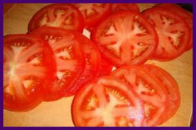 Tomato akan membantu melegakan kesakitan dan berat di kaki dengan urat varikos